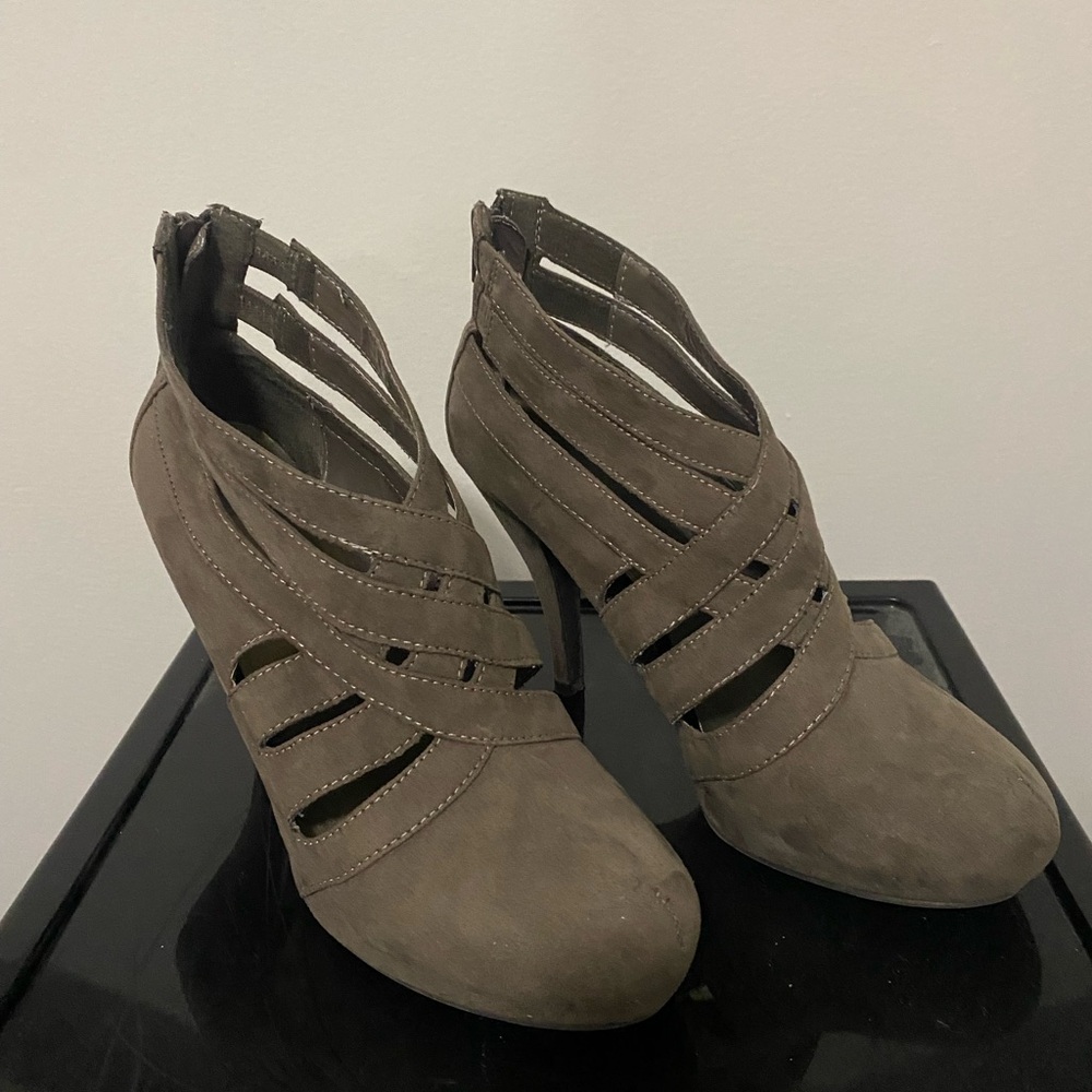 Apostrophe 4 inch suede heels in excellent condition in deep brown.